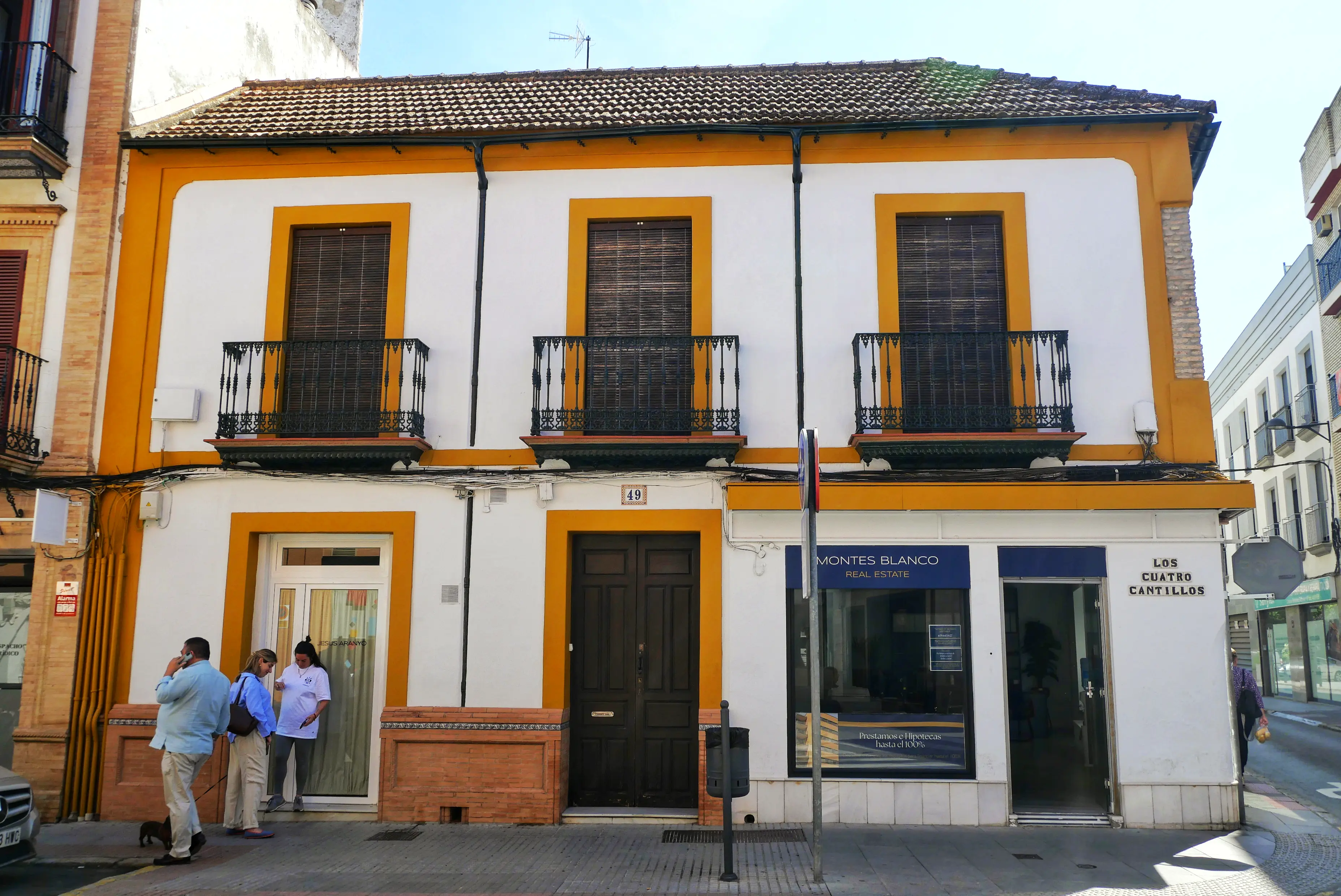 Interior del local de Montes Blanco